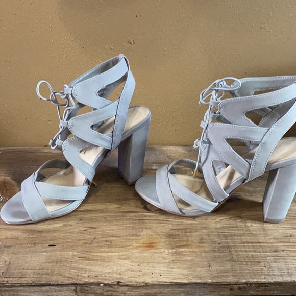 Heels - Picture 2 of 3